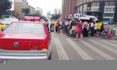 沈陽一汽車沖入早市撞傷13人(沈陽今天早上發(fā)生車禍)