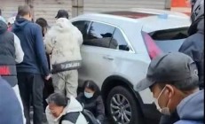 沈陽一汽車沖入早市撞傷13人(沈陽今天早上發(fā)生車禍)