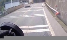 警方回應(yīng)女孩橫穿馬路被警車撞飛(女子橫穿馬路被撞)